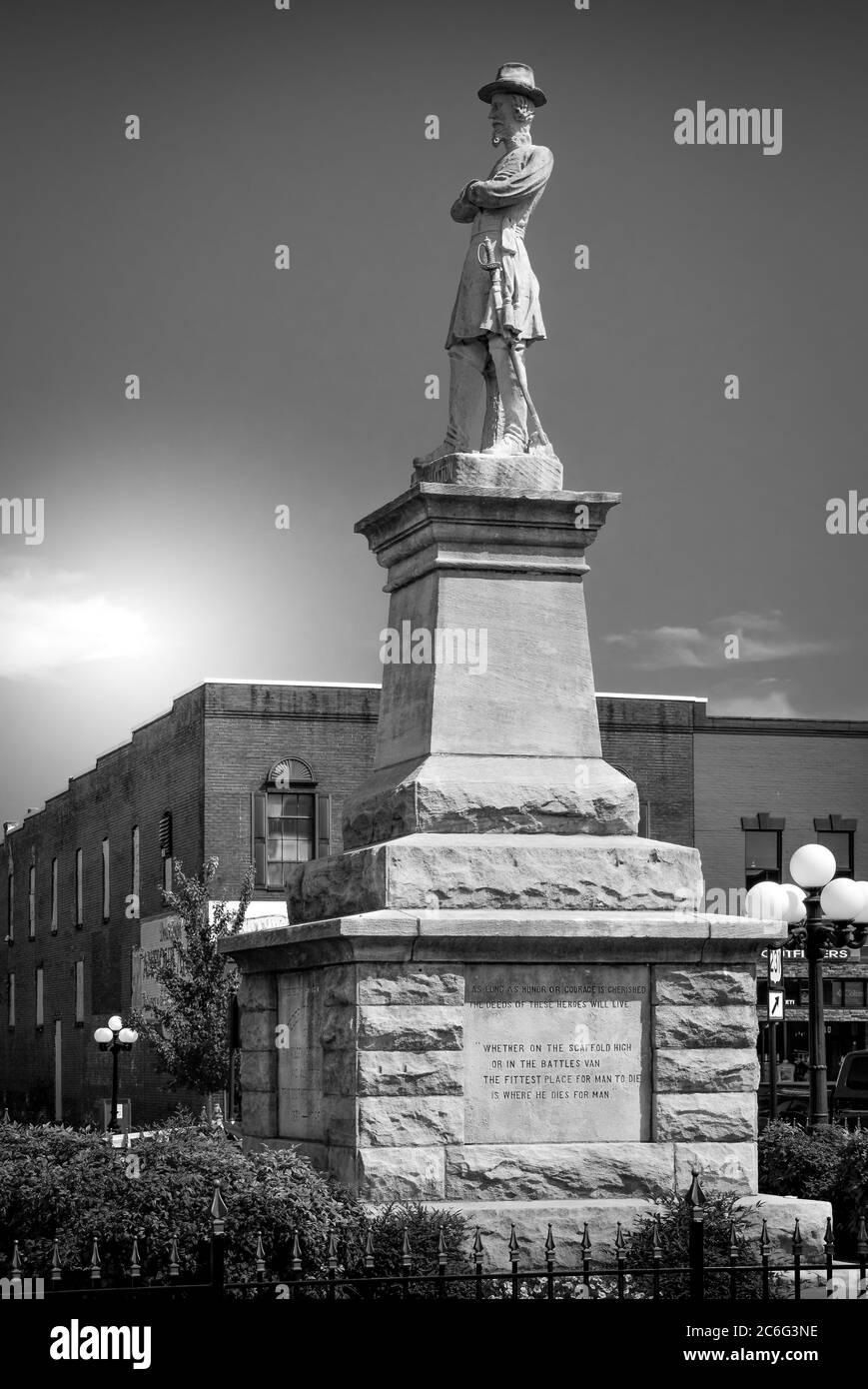 General Hatton, gekreuzt mit einer Schwertstatue auf einem Steinsockel auf dem Stadtplatz im Libanon, TN, USA, in schwarz und weiß Stockfoto