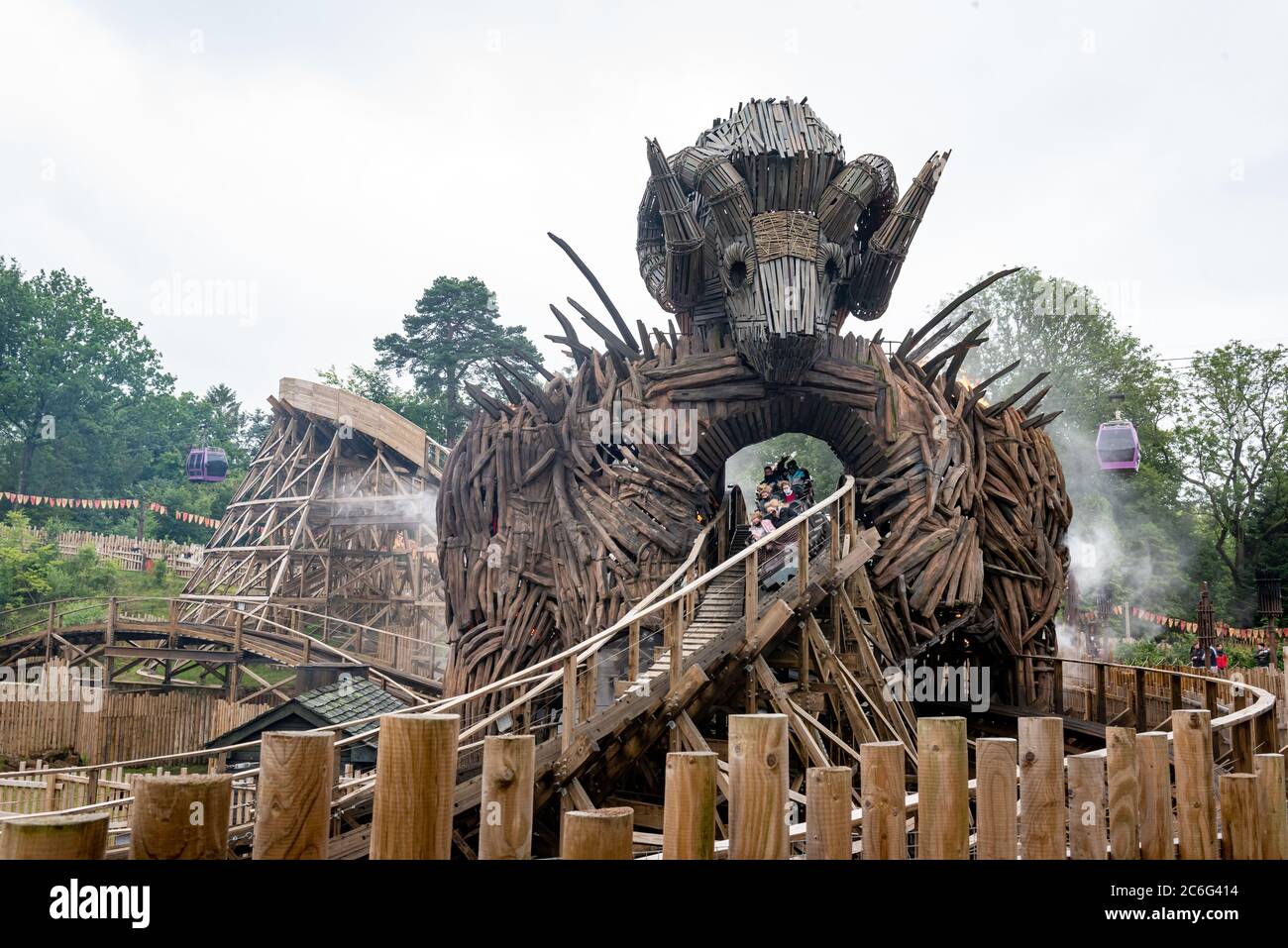 Alton, Großbritannien. Juli 2020. Nervenkitzel-Suchende tragen Gesichtsmasken während der Achterbahn Wickerman, nachdem der Park nach der Aufhebung der Covid-19 / Coronavirus Sperrbeschränkungen eröffnet. Kredit: Jason Chillmaid/Alamy Live Nachrichten Stockfoto