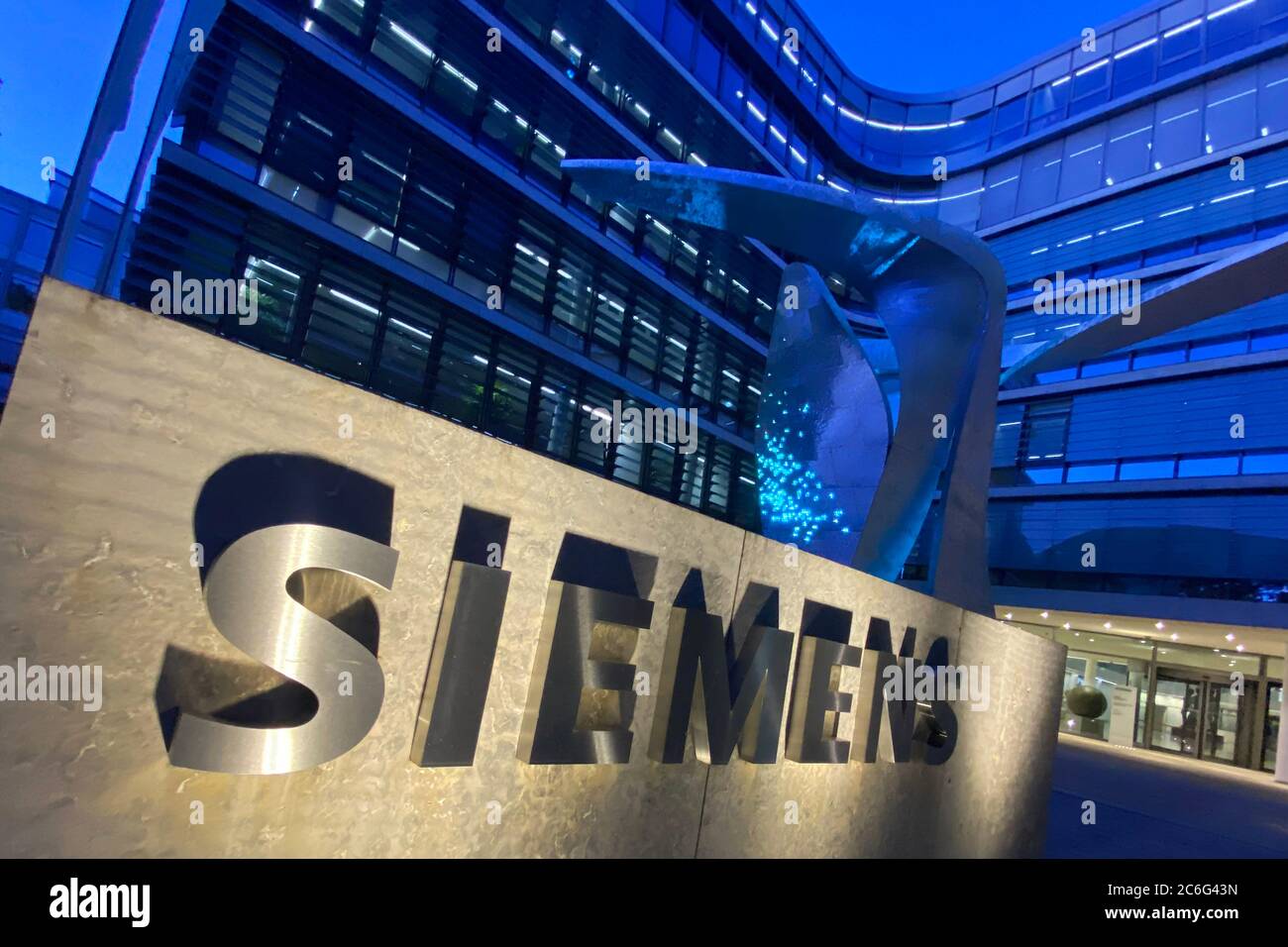 München, Deutschland. Juli 2020. Außenansicht Siemens Zentrale, Gebäude, Zentrale in Werner von Siemens Strasse 1 in München mit Nachbau. Schriftzug, Logo, beleuchtet. Quelle: dpa/Alamy Live News Stockfoto