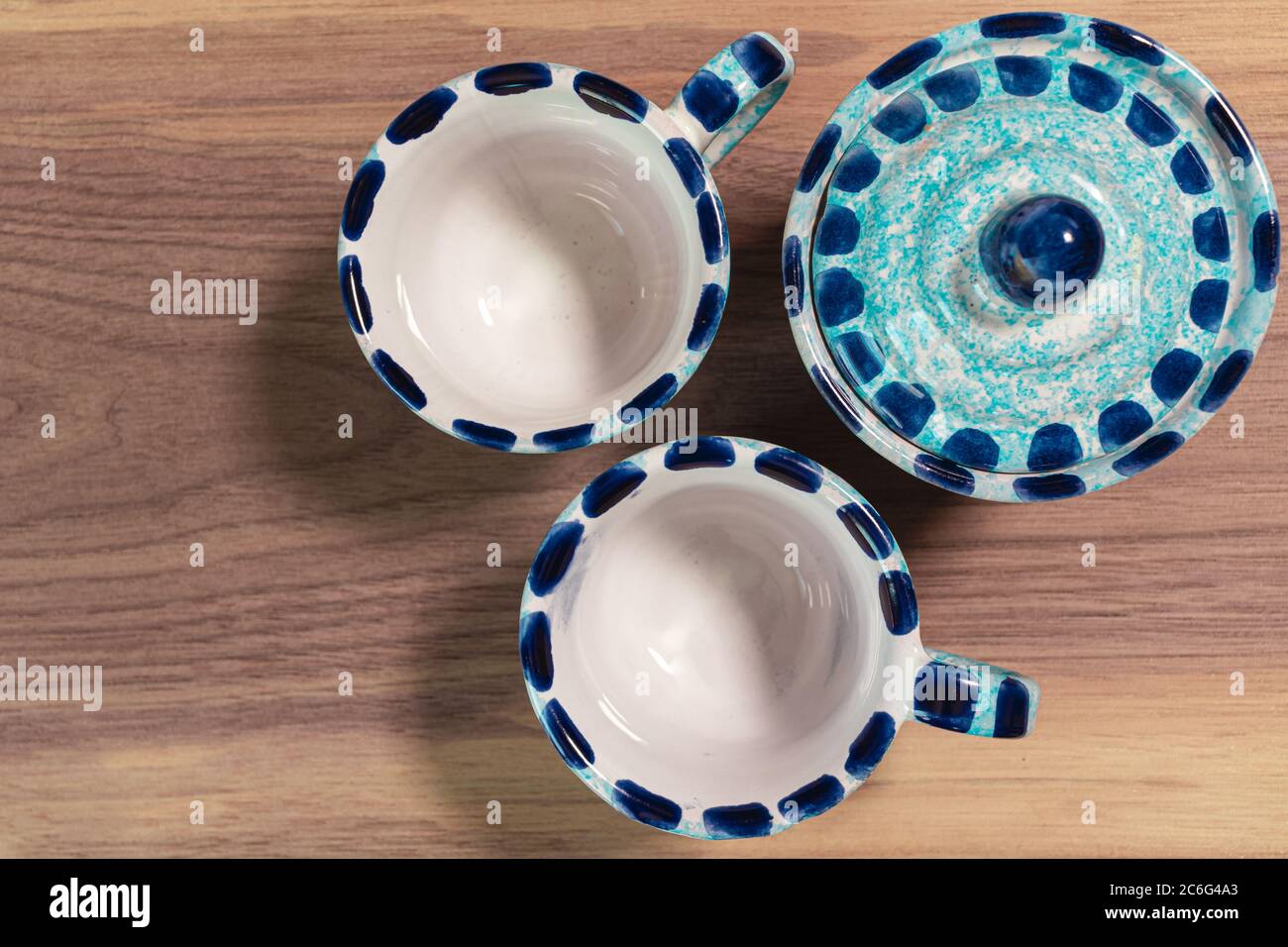 Flache Lay von blauen kleinen Kaffeetassen und Zucker Schüssel auf einem Holz eleganten Hintergrund, Café oder Wohnküche Stockfoto