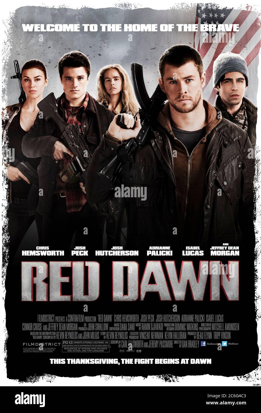 Red Dawn (2012) Regie: Dan Bradley mit Chris Hemsworth, Isabel Lucas, Josh Hutcherson und Toni Walsh. Remake des gleichnamigen Films von 1984, außer dass die Nordkoreaner in die westlichen USA einmarschieren und der amerikanischen Jugendwiderstandskraft Wolverines gegenüberstehen. Stockfoto