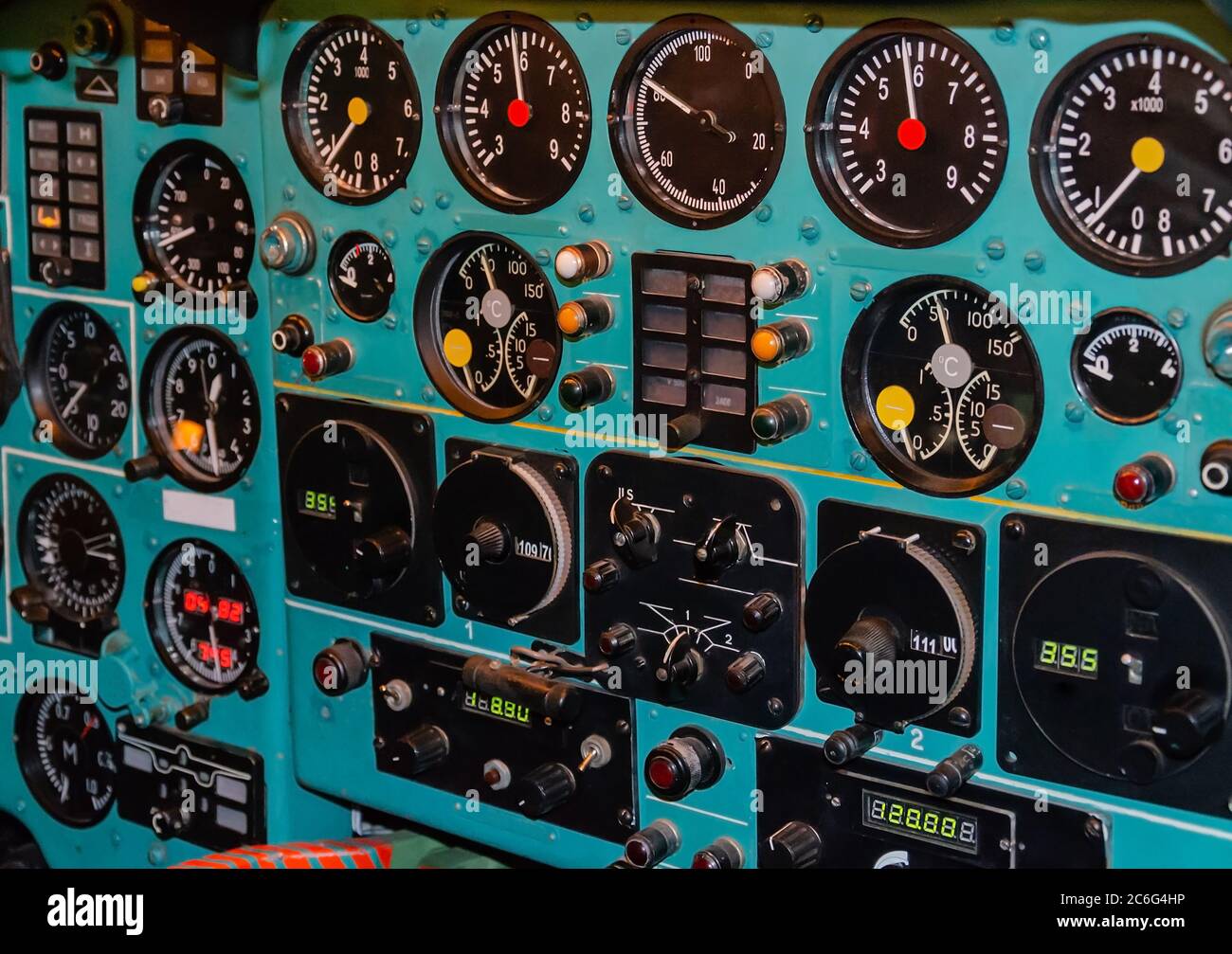 Panel mit Sensoren zur Steuerung eines Flugzeugs, auf blauem Hintergrund, Nahaufnahme Stockfoto
