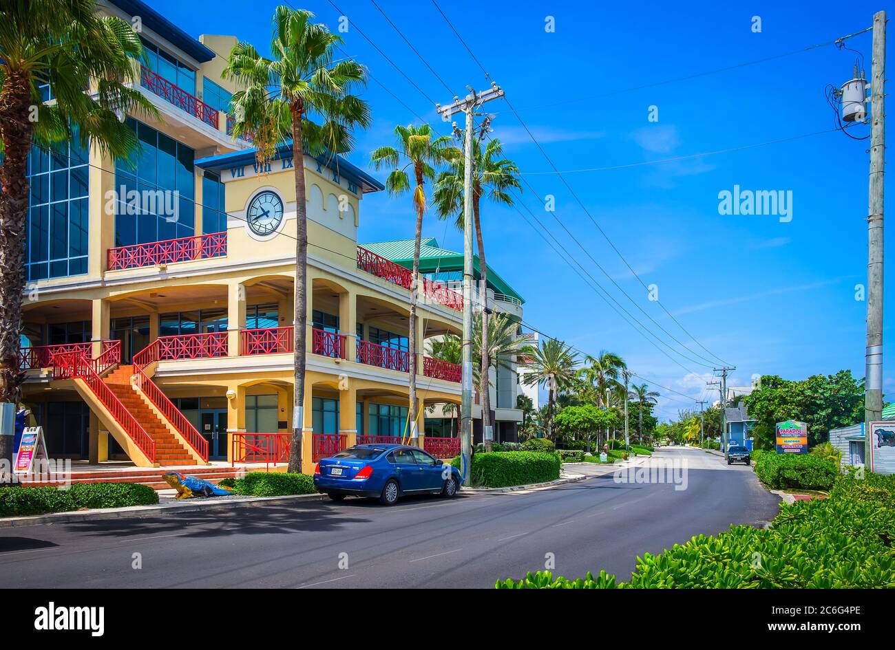 Grand Cayman, Cayman Islands, Juli 2020, Blick auf ein Einkaufszentrum mit kommerziellen Büroflächen namens Harbor Place Stockfoto