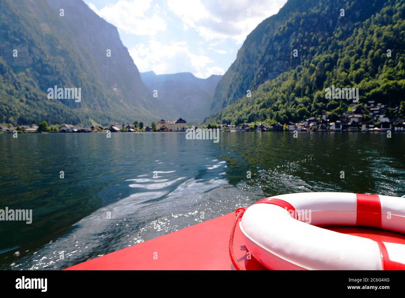 Sicherheitsschild, Rettungsring auf dem roten Boot im grünen Wasser des alpinen Bergsees, Österreich Stockfoto