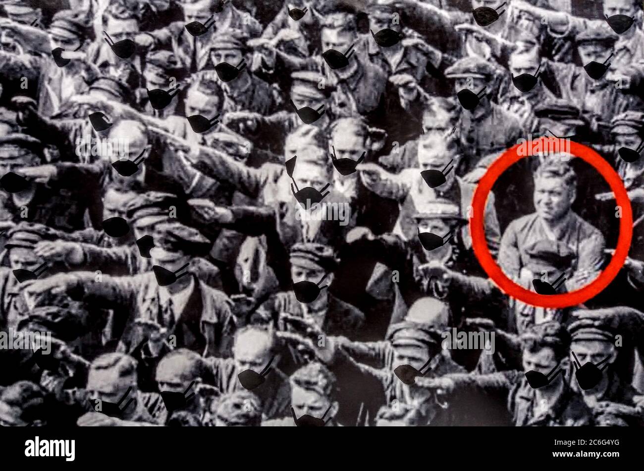 Maskquerade wurde im Juli 2020 vom Künstler Al Terego geschaffen und basiert auf dem fotografischen Bild von Gustav Wegert (nicht August Landmesser wie einst geglaubt); Bekannt als die mögliche Identität des „Menschen“, der auf einem Foto von 1936 erscheint und sich auffällig weigert, den Nazi-Gruß mit den anderen Arbeitern durchzuführen, die dies taten - nach dem Ausbruch des COVID-19-Virus im Jahr 2020 - Das Wort in der virtuellen Sperre sehen, das Tragen von Masken war in einigen Ländern obligatorisch, während viele Menschen weigerten, sie zu tragen, so dass eine "Dividende" zwischen den Pro-oder Anti-Maske-tragen in der Öffentlichkeit. Stockfoto