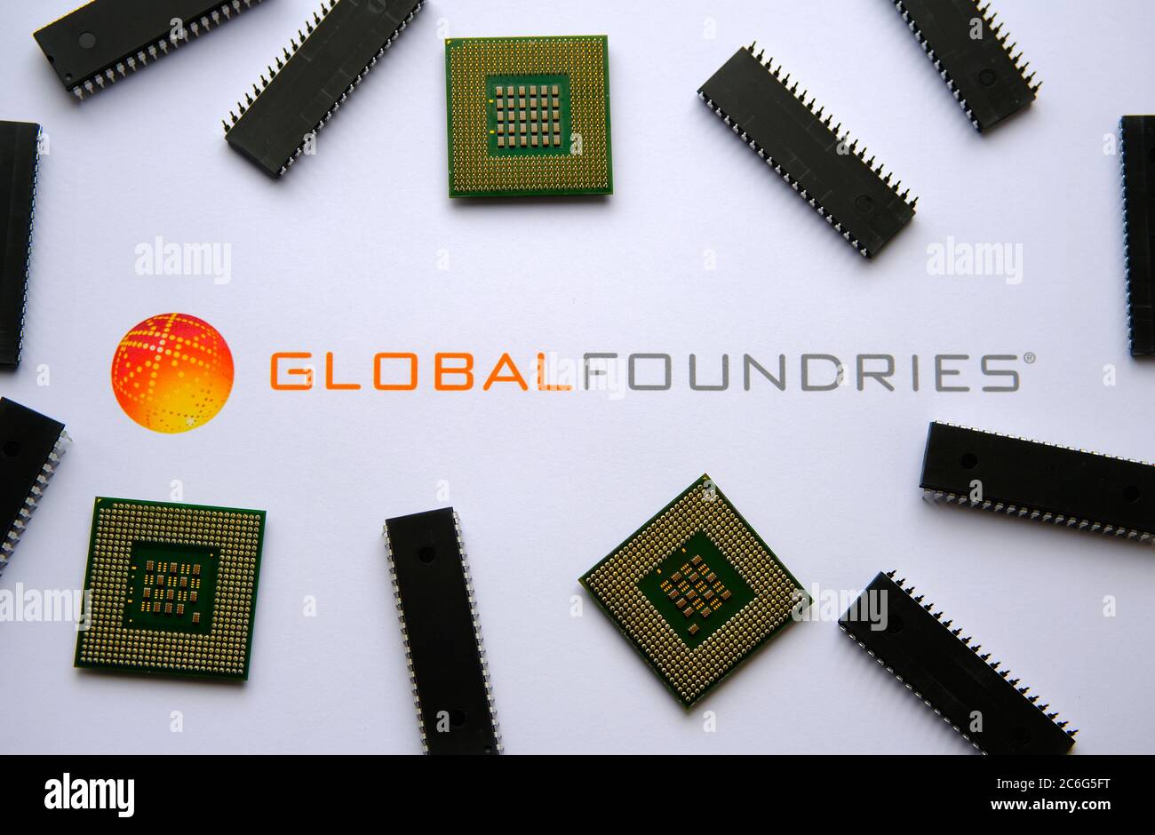 Stone Grossbritannien 9 Juli 2020 Global Foundries Halbleiter Hersteller Logo Auf Dem Gedruckten Dokument Und Grosse Mikrochips Um S Stockfotografie Alamy