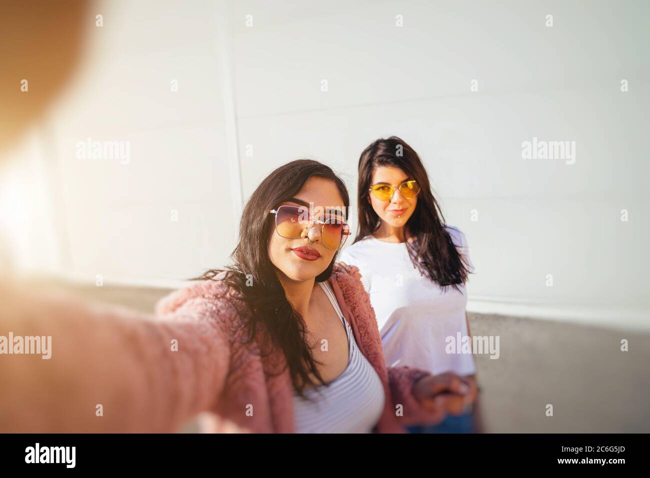 Zwei Frauen, die Selfie machen Stockfoto