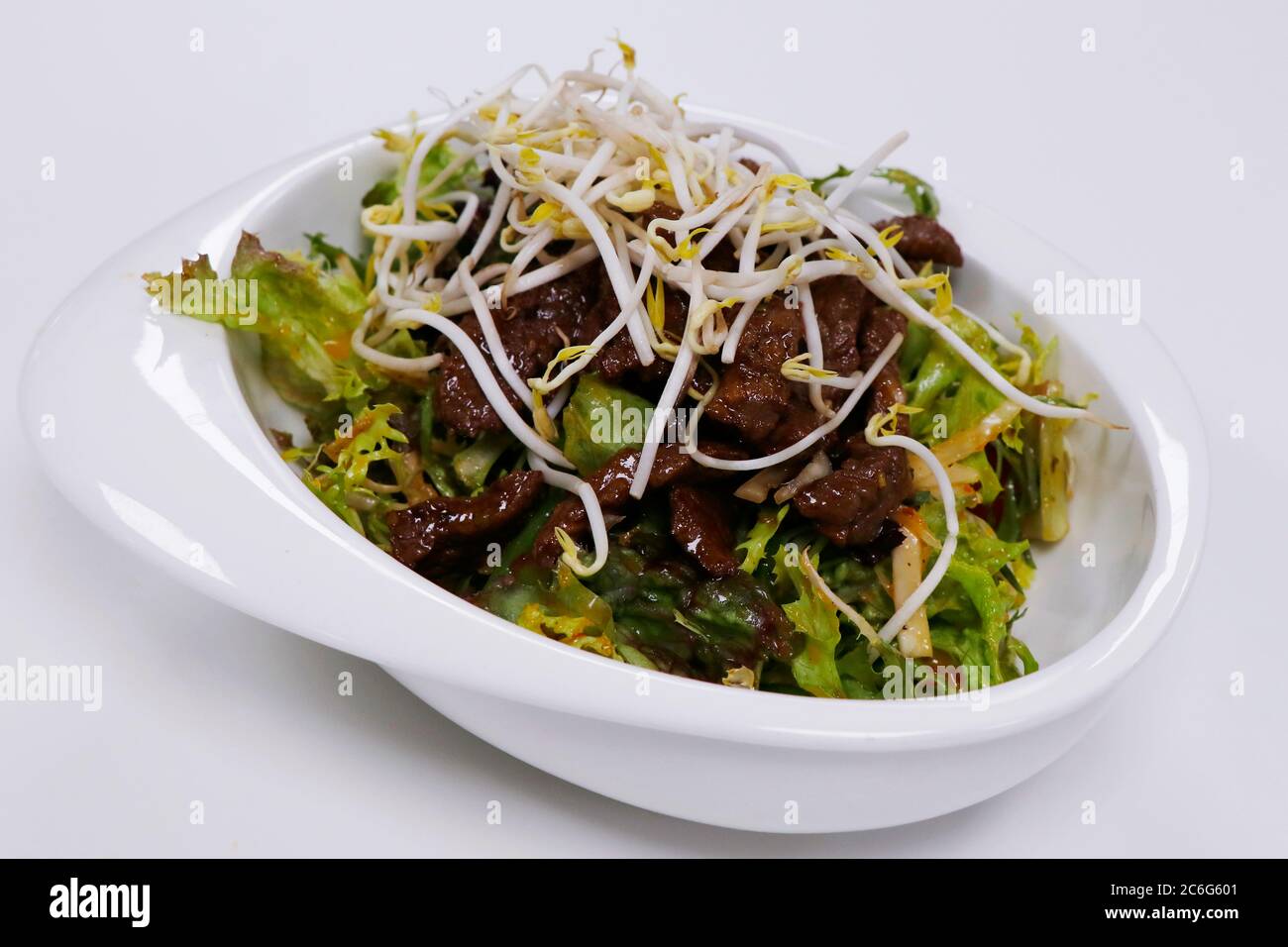 Thai-Rindfleisch-Salat mit knackigem Gemüse und gemischten Salatblättern Stockfoto