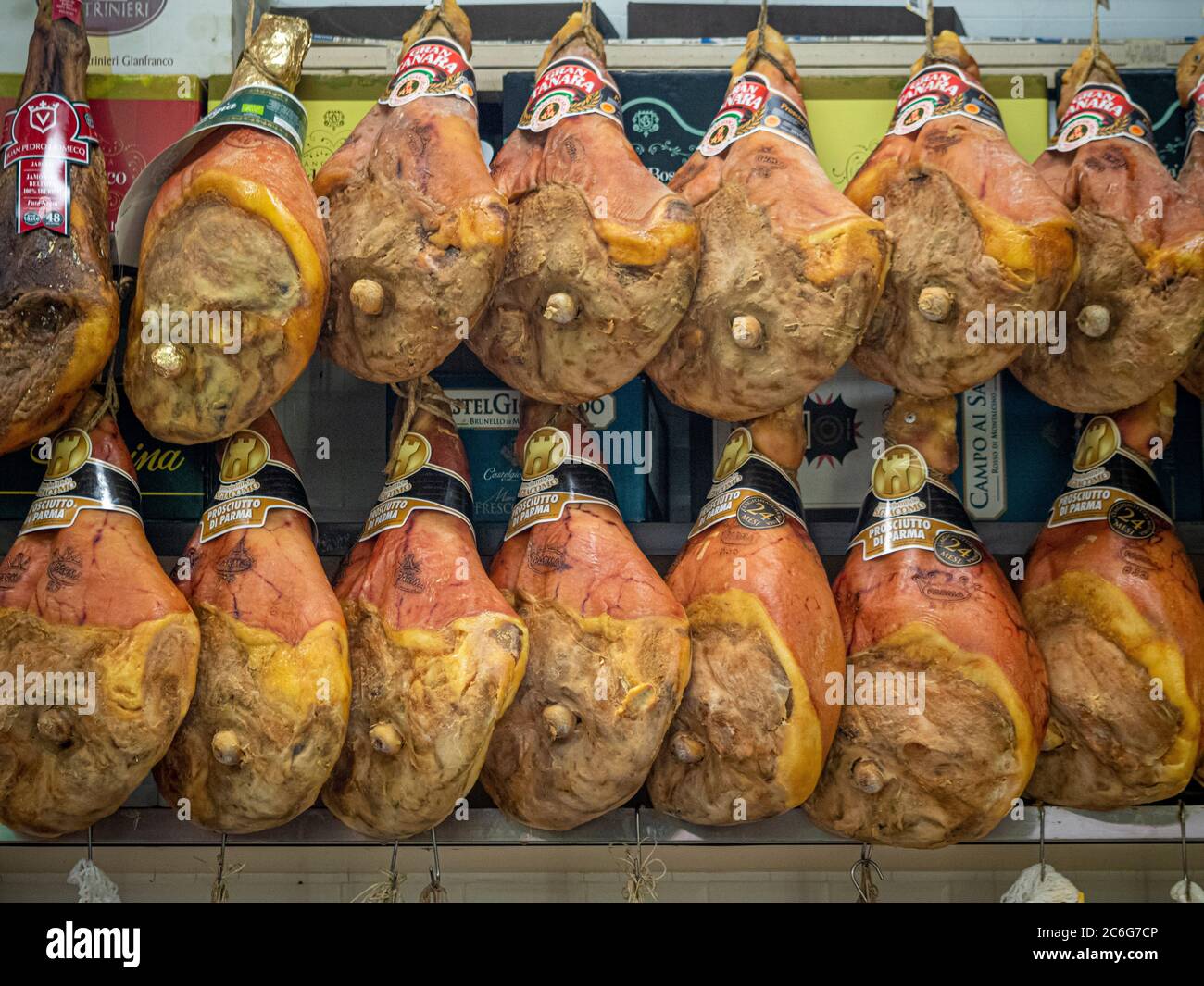 Parmaschinken hängen in Mercato Albinelli, Modena, Italien. Stockfoto