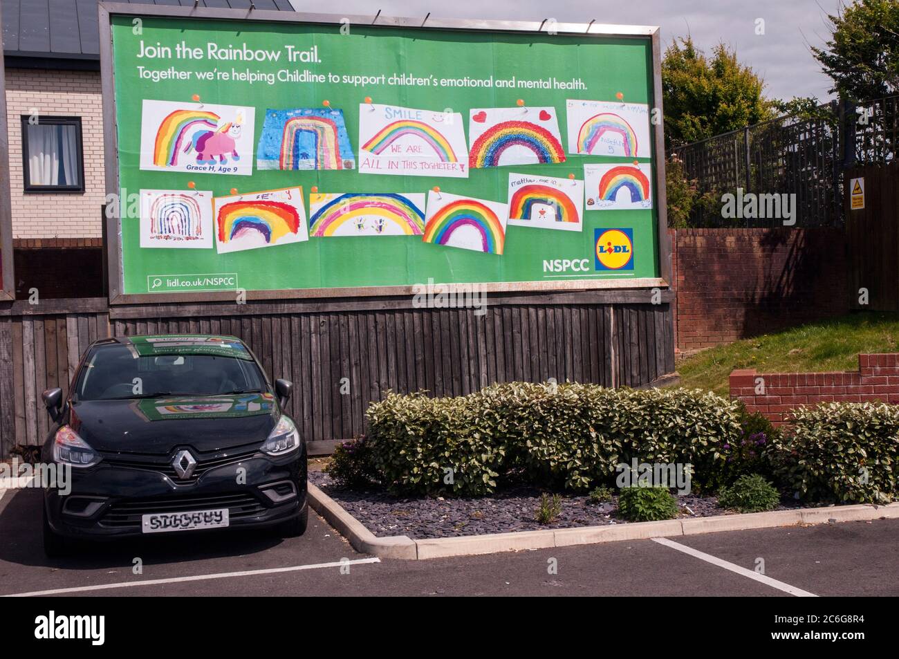 Kinder Regenbogen Zeichnungen während der COVID 19 für die Wohltätigkeitsorganisation Childline über Horten in Zusammenarbeit mit dem NSPCC und Lidl Supermarkt. Blackpool Großbritannien Stockfoto