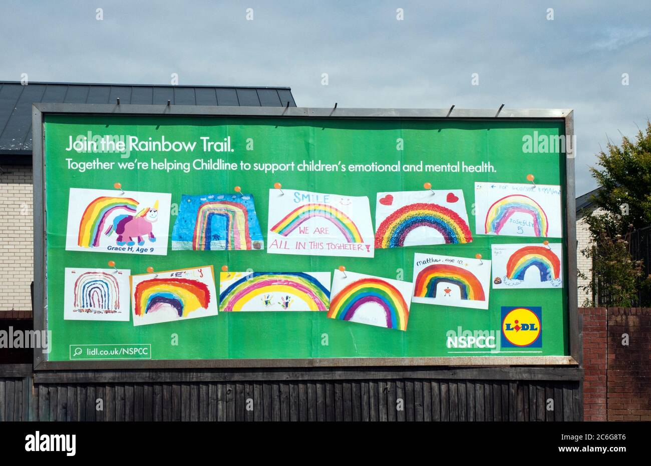 Kinder Regenbogen Zeichnungen während der COVID 19 für die Wohltätigkeitsorganisation Childline über Horten in Zusammenarbeit mit dem NSPCC und Lidl Supermarkt. Blackpool Großbritannien Stockfoto