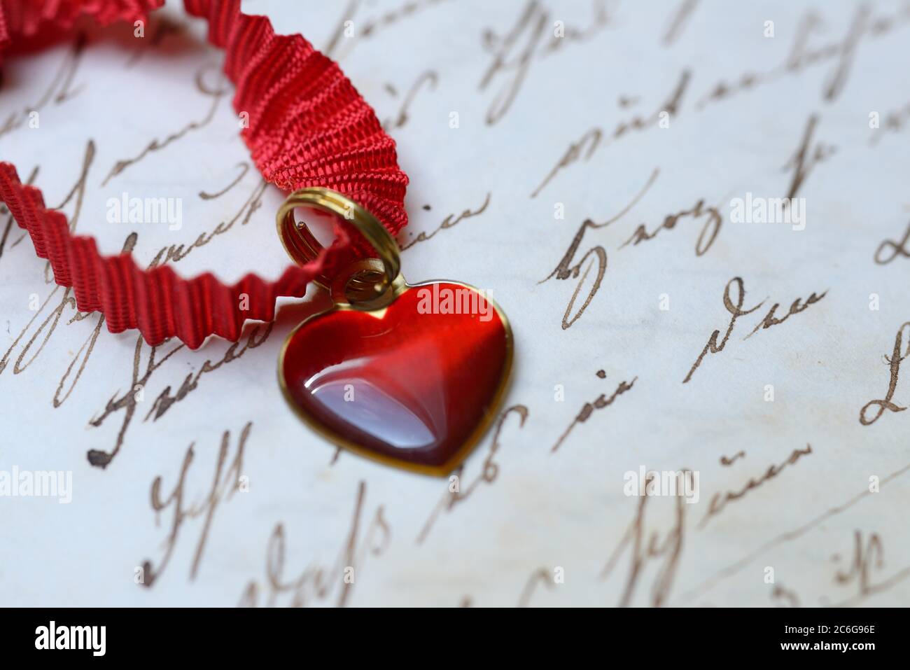 Anhänger mit Herz auf Briefpapier mit alter Schrift, Deutschland Stockfoto
