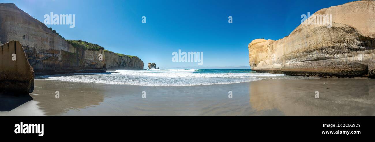 Sandstrand mit Sandsteinklippen, Tunnel Beach, Otago, Südinsel, Neuseeland Stockfoto