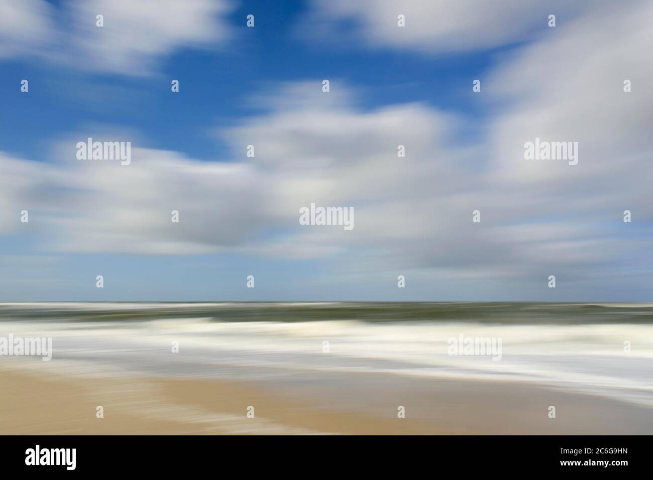 Sandstrand mit einfallenden Wellen und wolkenbewölktem Himmel, Wischeffekt, Sylt, Nordfriesische Insel, Nordfriesland, Schleswig-Holstein, Deutschland Stockfoto