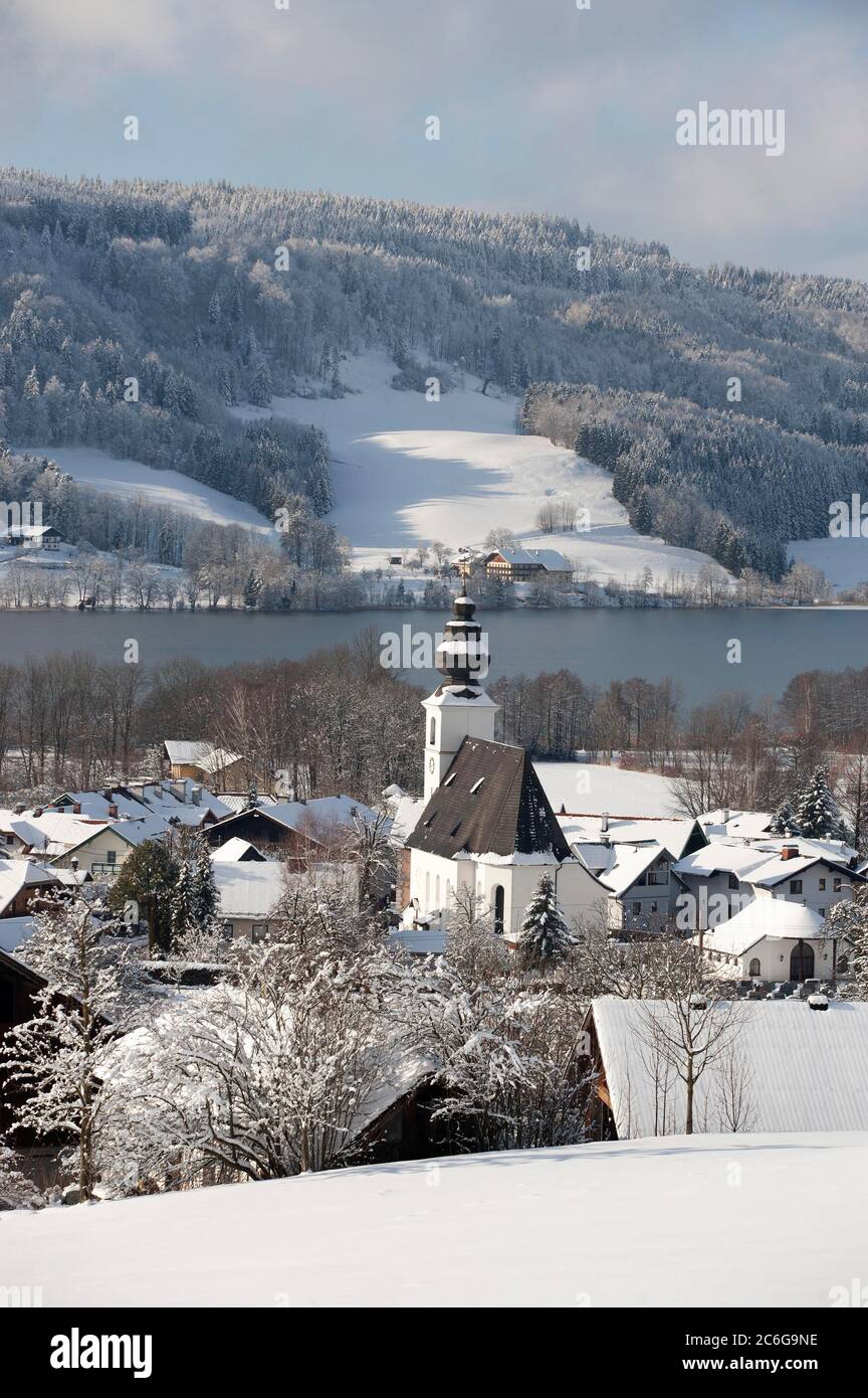 Zell am Moos mit Irrsee im Winter mit Schnee, Salzkammergut, Oberösterreich, Österreich Stockfoto