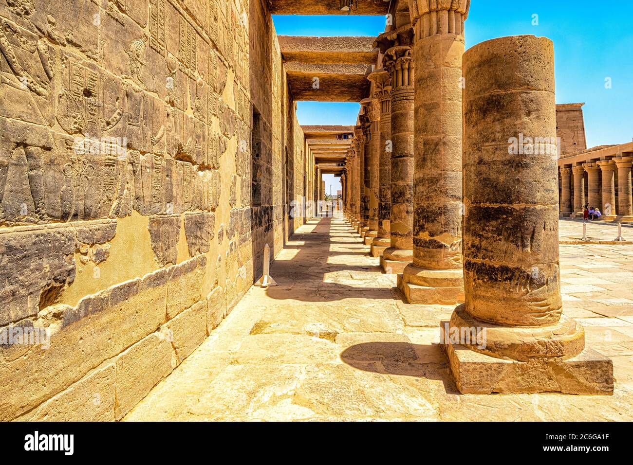 Kolonnade im Innenhof des Philae-Tempels von Isis auf der Insel Agilkia in Assuan Stockfoto