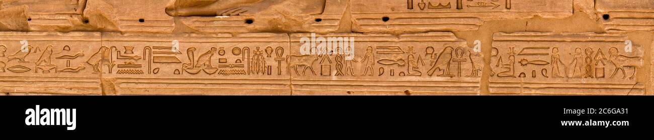 Hieroglyphen von einer der Wände im Vorplatz des Philae Temple, Assuan Stockfoto