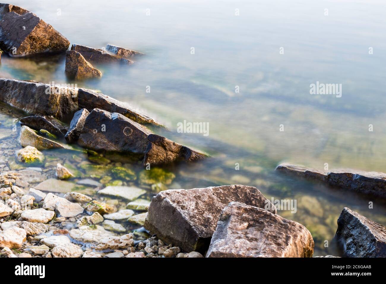 Rocky Lakeshore Long Exposure Stockfoto