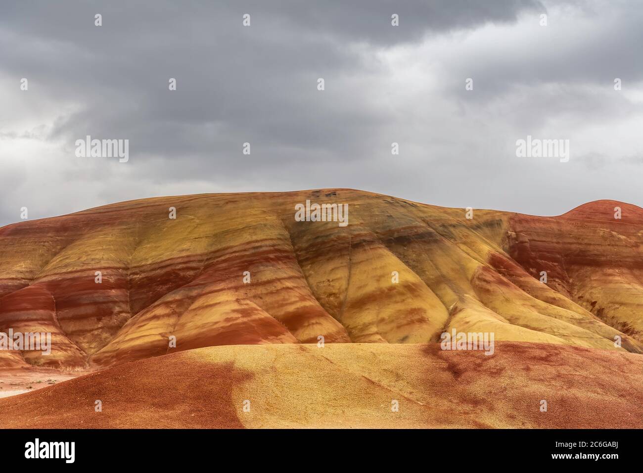 Die Painted Hills sind eine geologische Stätte im Wheeler County, Oregon, die eine der drei Einheiten des John Day Fossil Beds National Monument ist Stockfoto