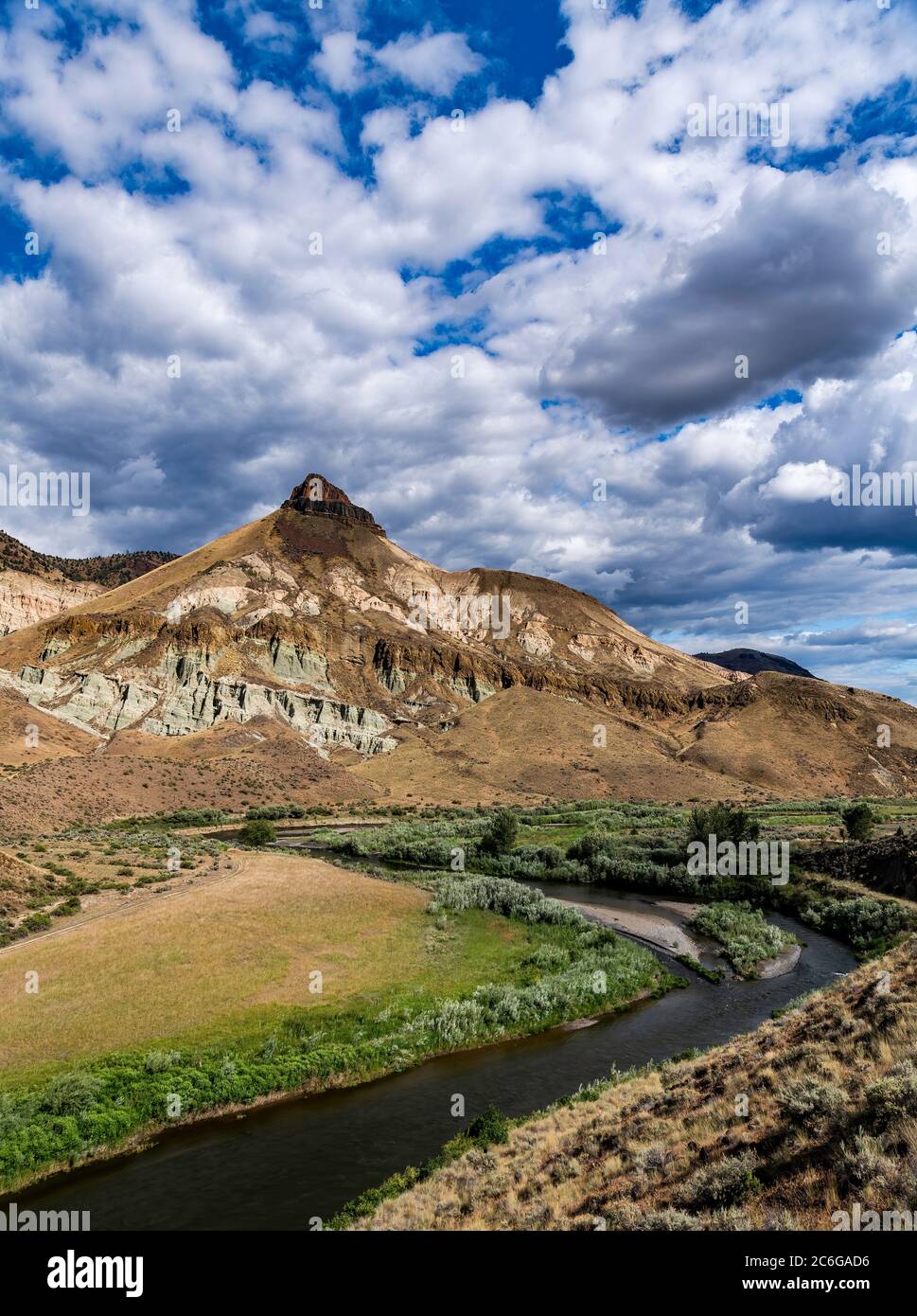 Die Sheep Rock Unit ist der Mittelpunkt des Denkmalbetriebs. Das Thomas Condon Visitor Center befindet sich in der Nähe des gleichnamigen Gipfels Stockfoto