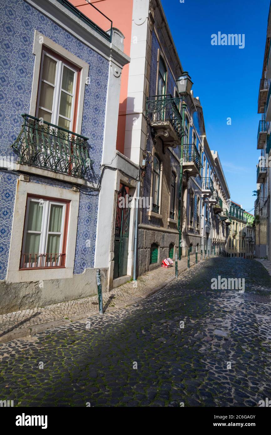 Blick auf die Straße eines Gebäudes mit portugiesischen Fliesen im Stadtteil Alfama von Lissabon Stockfoto