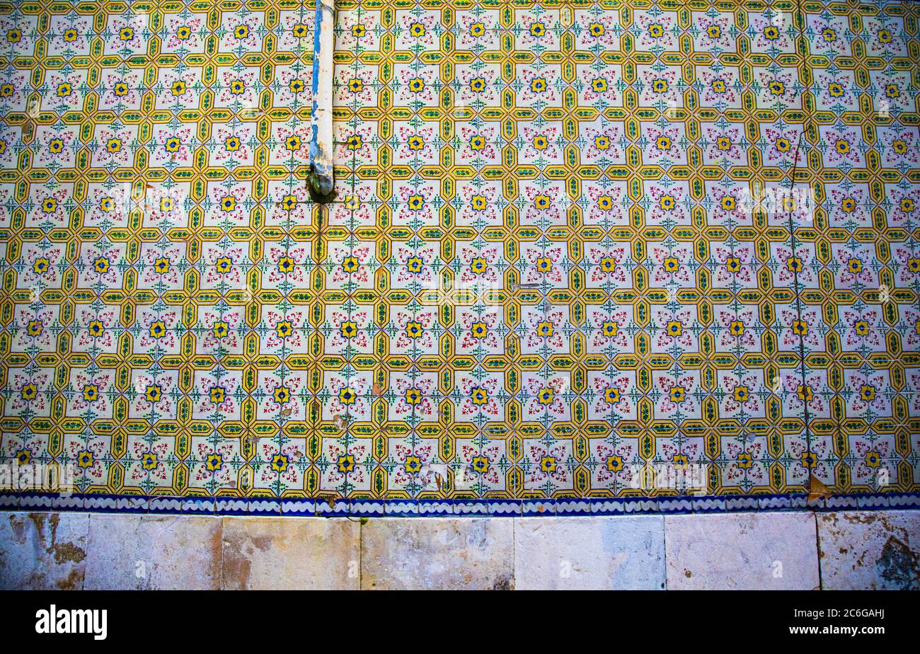 Nahaufnahme einiger portugiesischer Fliesen im Alfama-Viertel von Lissabon Stockfoto