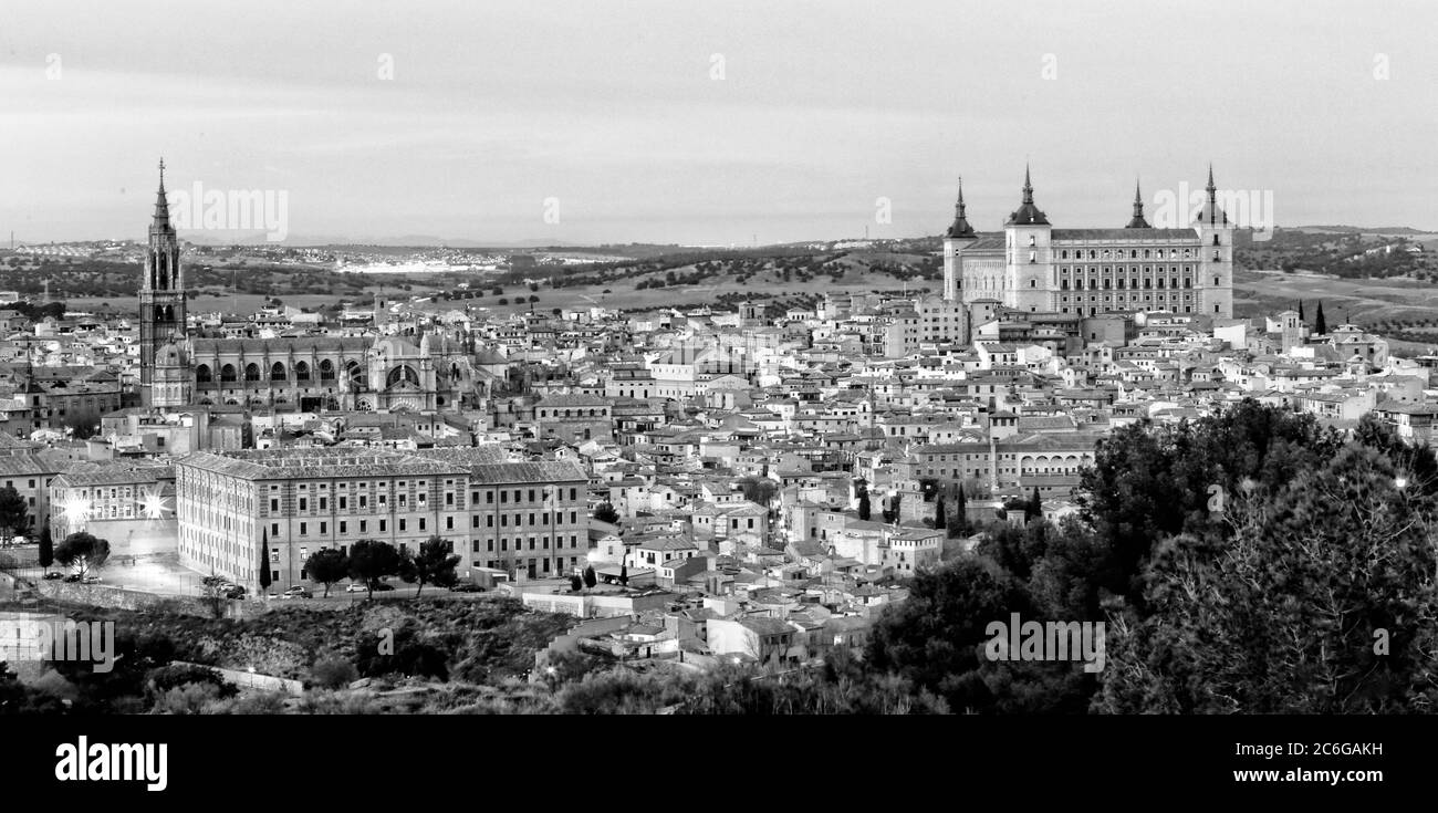 Schöne Panoramasicht auf die mittelalterliche Stadt Toledo in Spanien, Europa Stockfoto