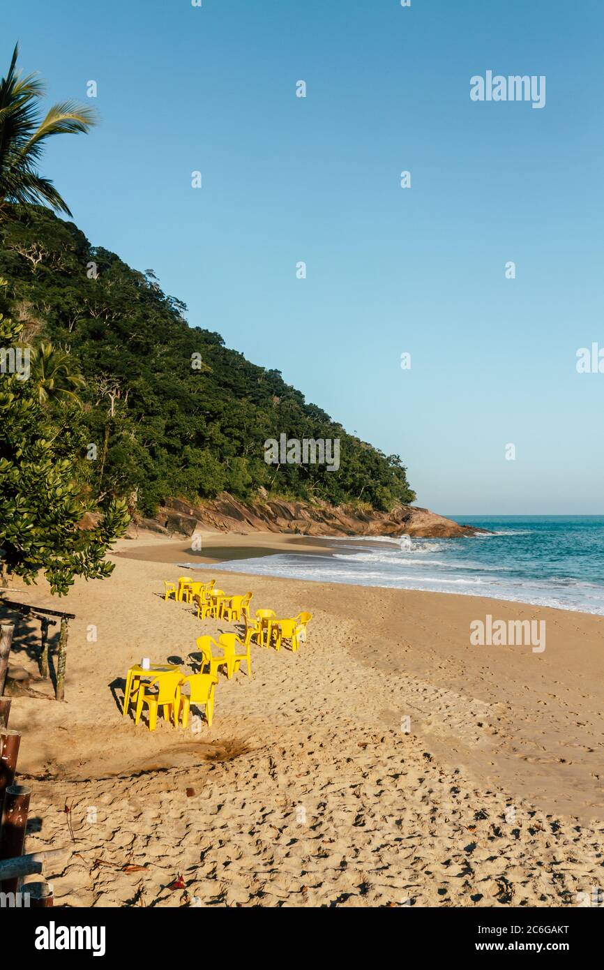 Sommertage am Strand von Ubatuba, Brasilien Stockfoto