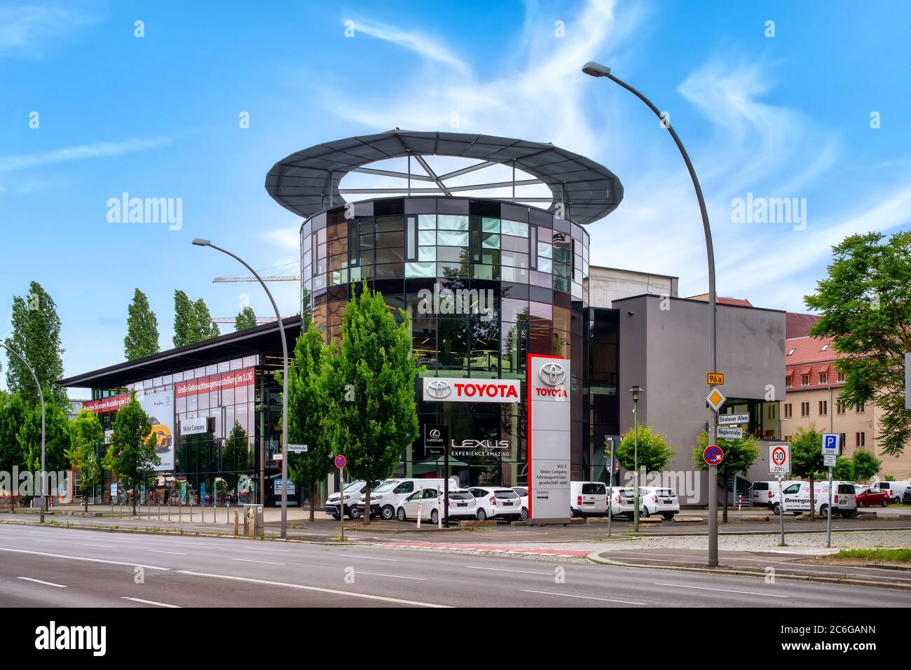 Berlin, Deutschland, 06/14/2020: Toyota Lexus Auto Showroom Exterior in Berlin, Deutschland. Stockfoto