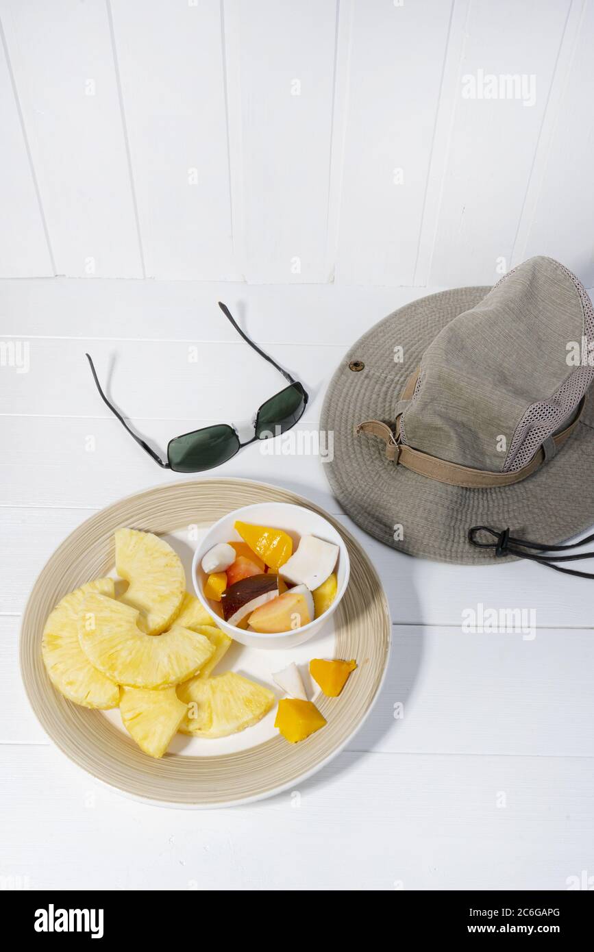 Ein Teller mit exotischen Früchten auf weißem Holztisch Stockfoto