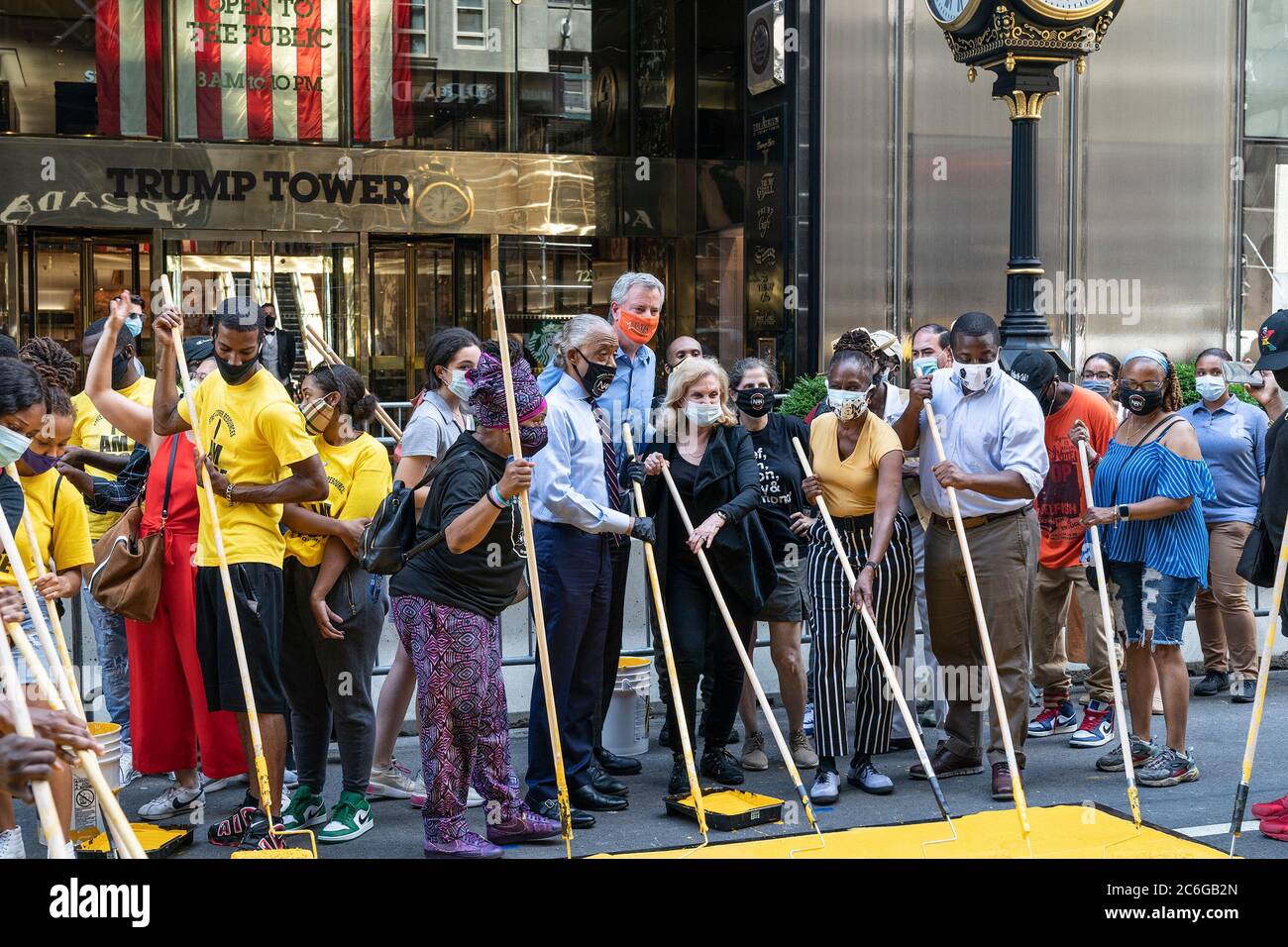 DIE US-Repräsentantin Carolyn Maloney hat gemeinsam mit De Blasio, Al Sharpton und Volunteers ein Wandgemälde von Black Lives Matter auf der 5th Avenue vor dem Trump Tower gemalt. Trump Tower war der Hauptsitz des Präsidenten 2016 Wahlkampfes und er eigene Wohnung in diesem Gebäude. Präsident Trump hat Black Lives Matter am 8. Juli 2020 als „Symbol des Hasses“ in die Luft gejagt und behauptet, die Stadt würde den „Luxus“ von Midtown ruinieren, indem sie vor seinem wertvollsten Wolkenkratzer ein Wandgemälde des berühmten Sammelschreis anmalte. (Foto von Lev Radin/Pacific Press) Stockfoto