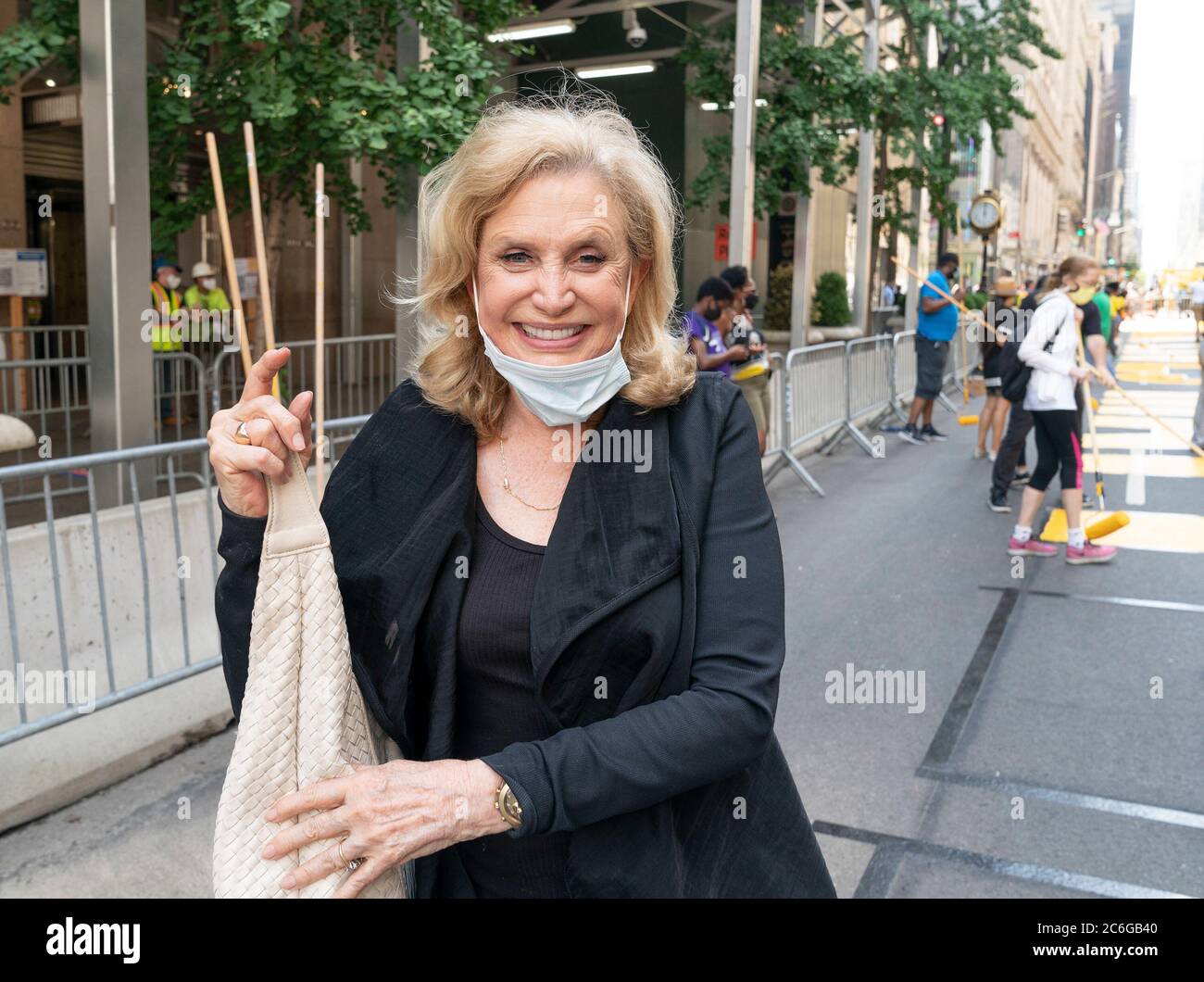 DIE US-Repräsentantin Carolyn Maloney hat gemeinsam mit De Blasio, Al Sharpton und Volunteers ein Wandgemälde von Black Lives Matter auf der 5th Avenue vor dem Trump Tower gemalt. Trump Tower war der Hauptsitz des Präsidenten 2016 Wahlkampfes und er eigene Wohnung in diesem Gebäude. Präsident Trump hat Black Lives Matter am 8. Juli 2020 als „Symbol des Hasses“ in die Luft gejagt und behauptet, die Stadt würde den „Luxus“ von Midtown ruinieren, indem sie vor seinem wertvollsten Wolkenkratzer ein Wandgemälde des berühmten Sammelschreis anmalte. (Foto von Lev Radin/Pacific Press) Stockfoto