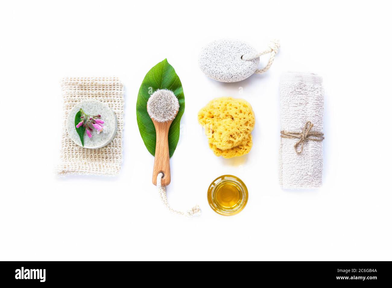 Verschiedene Kosmetikprodukte, umweltfreundliche Bad-Accessoires. Konzept der Hautpflege ohne Abfall, weißer Hintergrund. Flach liegend, Draufsicht Stockfoto