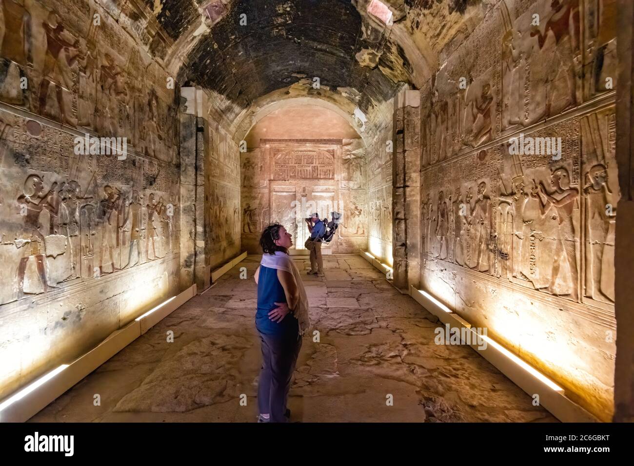 Touristen in Ehrfurcht vor den Reliefs an den Wänden der Kapelle gewidmet Amun Re im Tempel von Seti I in der Abydos-Komplex Stockfoto