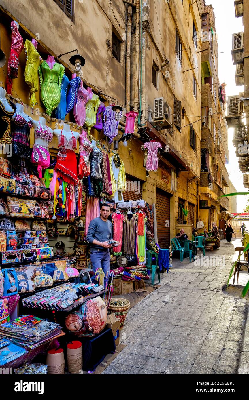 Händler steht vor seinem Geschäft in einer der vielen Seitenstraßen des Khan El Khalili Marktes in Alt-Kairo Stockfoto