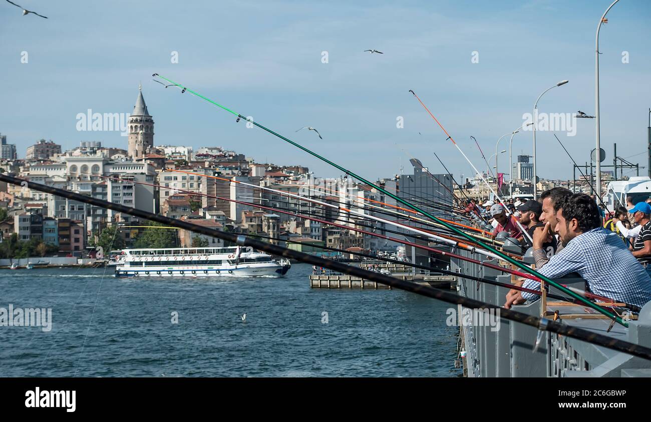 Angeln im Goldenen Horn von der Galata Brücke in Istanbul, Türkei Stockfoto