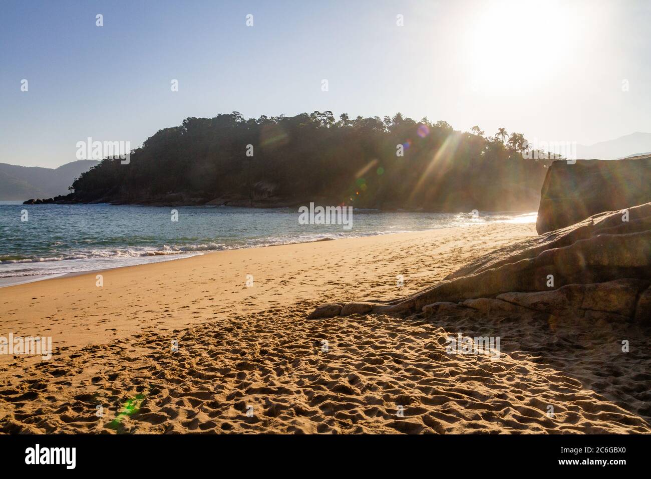 Tropischer Strand während des brasilianischen Sommers Stockfoto