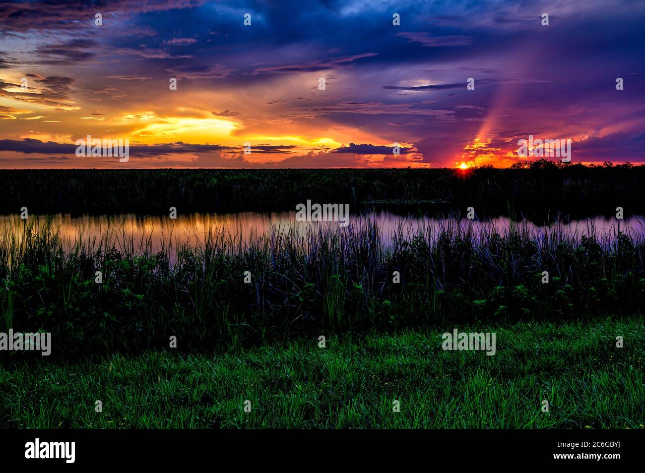 Sonnenuntergang über den Everglades in Loxahatchee National Wildlife Refuge Stockfoto