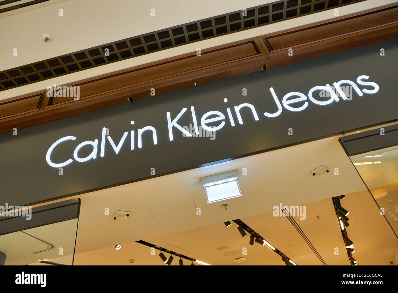 BERLIN, DEUTSCHLAND - CIRCA SEPTEMBER 2019: Calvin Klein Jeans Markenname  über einem Ladeneingang in der Mall of Berlin Stockfotografie - Alamy