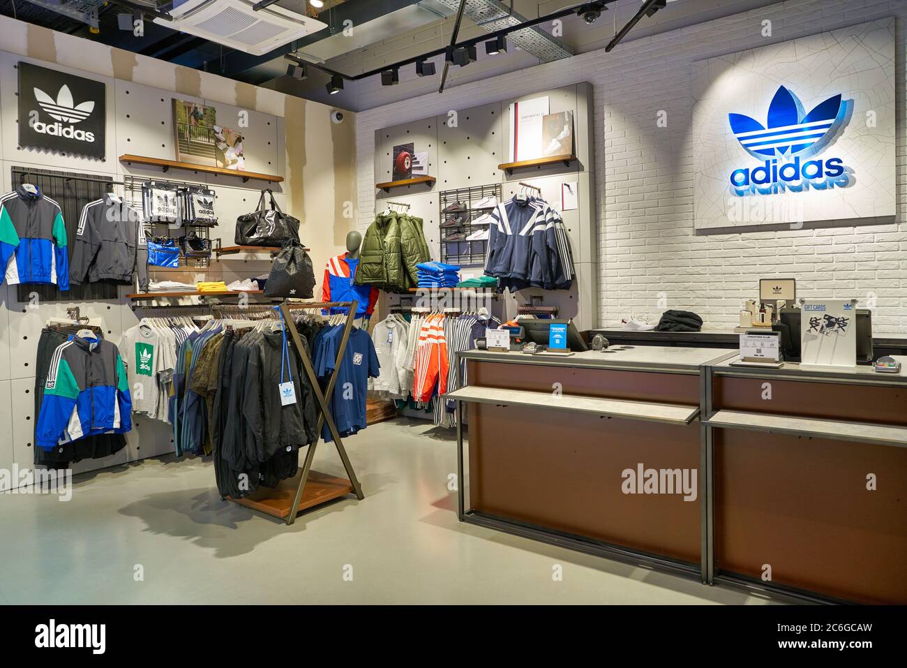 BERLIN, DEUTSCHLAND - CA. SEPTEMBER 2019: Innenaufnahme des Adidas-Stores in der Mall of Berlin. Stockfoto