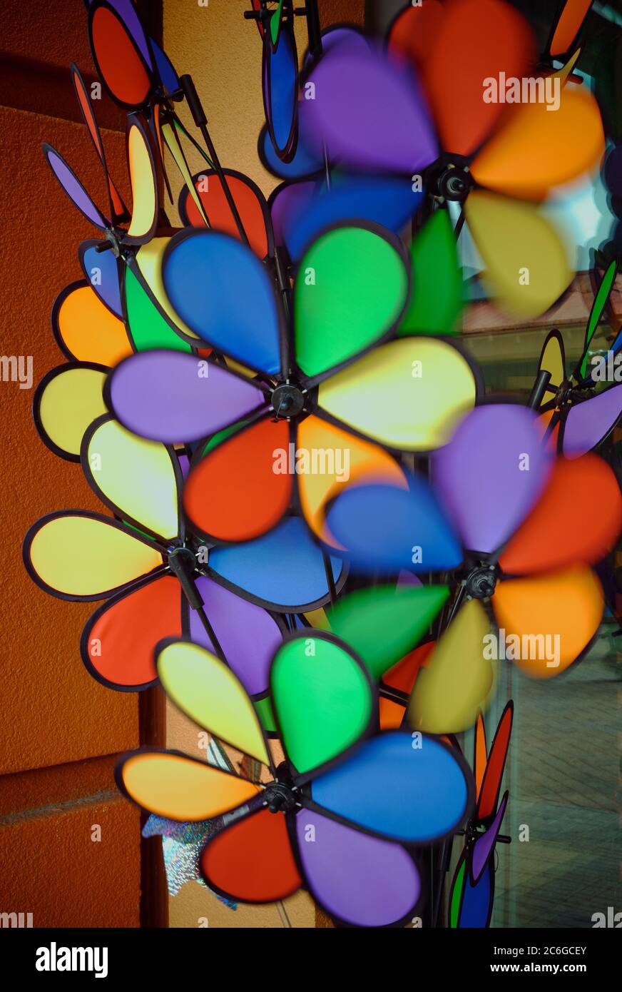 Sammlung von bunten Wirbel zum Verkauf als Souvenirs. Einige fangen eine Brise und ihre Bewegung wird als Unschärfe gefangen. Stockfoto