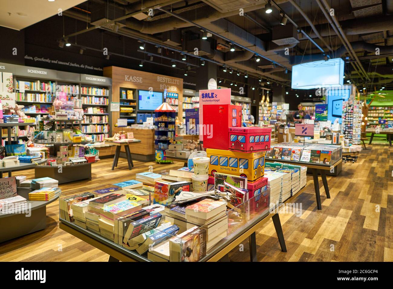 BERLIN, DEUTSCHLAND CA. SEPTEMBER 2019 Bücher im ThaliaLaden in der Mall of Berlin