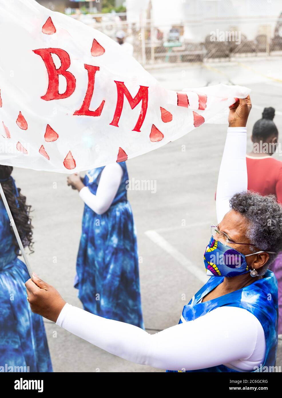 Schwarzer Protestor bei Black Lives Rally mit Schild Stockfoto