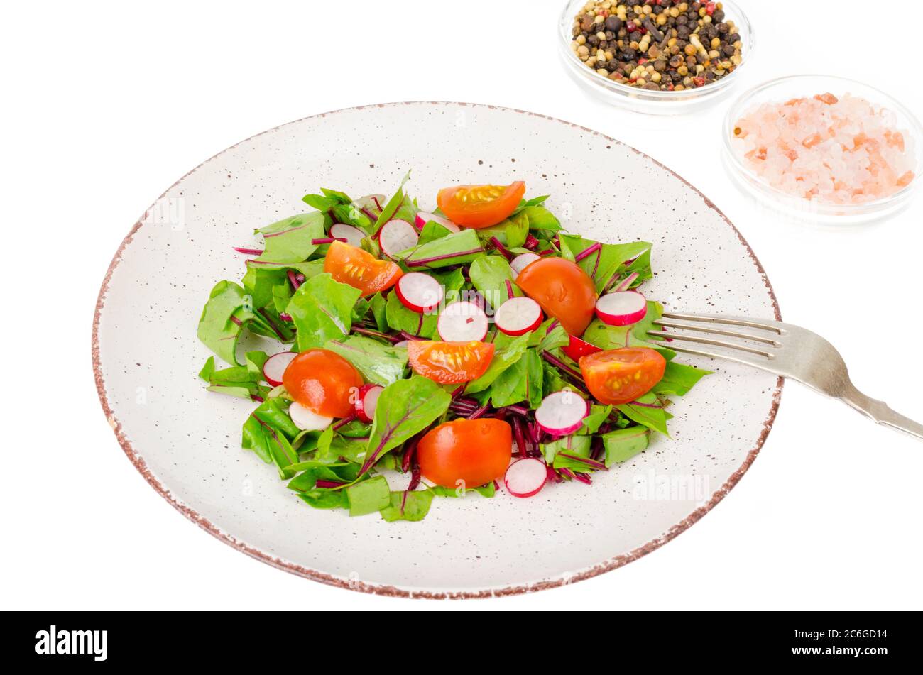 Gesunde Ernährung. Leichter Salat aus Rote Beete, Rettich und Kirschtomaten Stockfoto