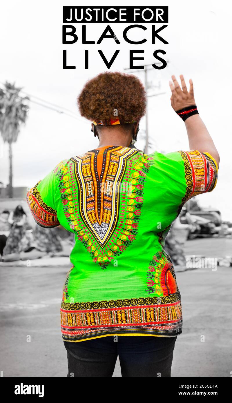 Schwarze Frau Protesterin in afrikanischer Kleidung bei der Kundgebung Stockfoto