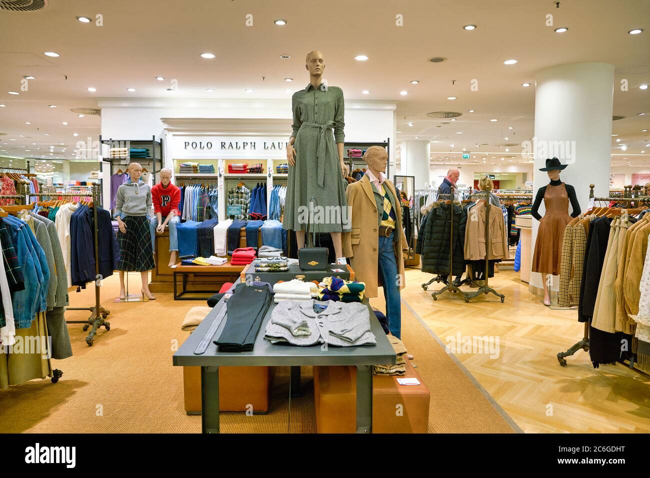 BERLIN, DEUTSCHLAND - CA. SEPTEMBER 2019: Polo Ralph Lauren Kleidung im  Kaufhaus des Westens (KaDeWe) in Berlin Stockfotografie - Alamy