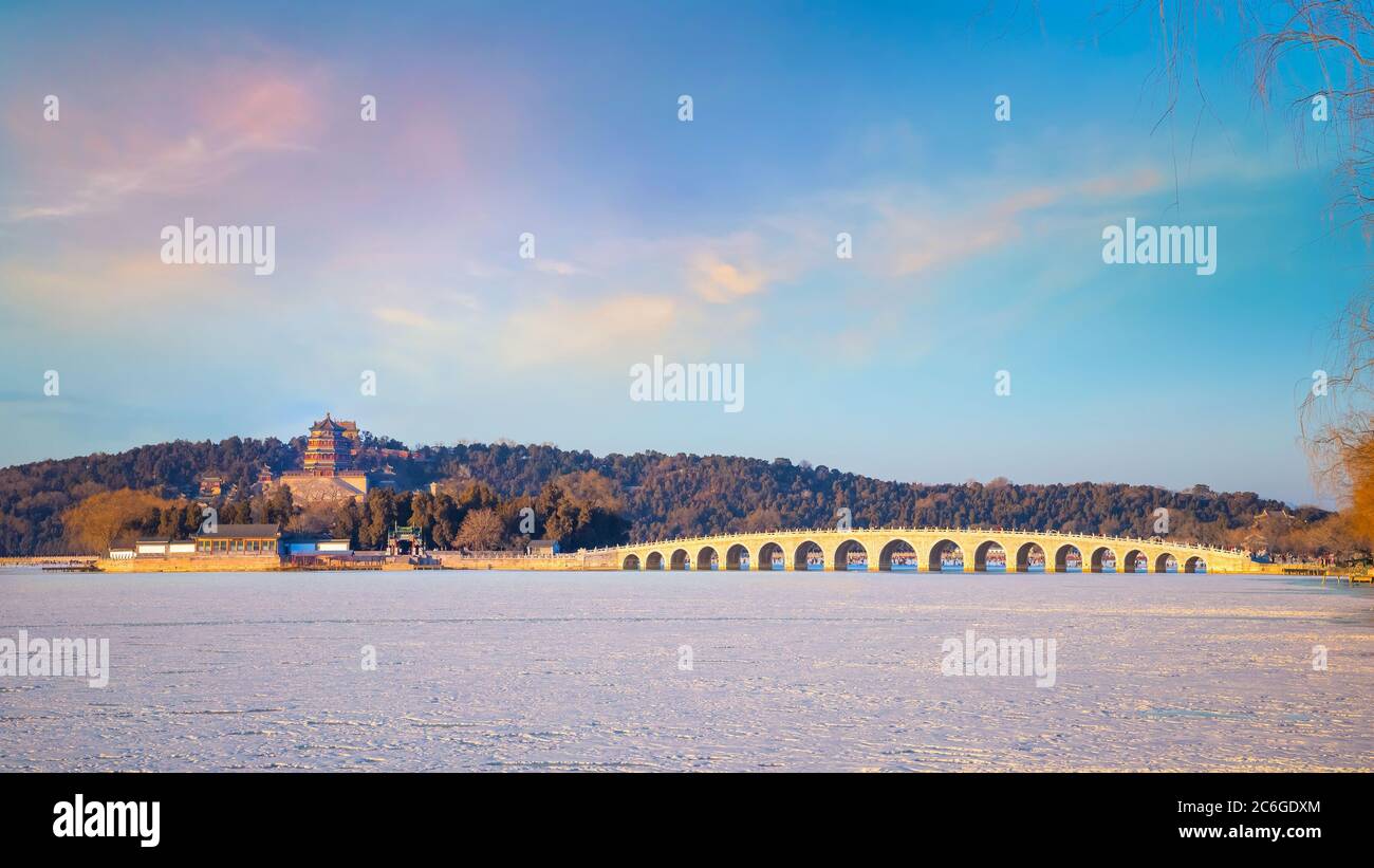 Peking, China - Jan 13 2020: Siebzehn-Bogen-Brücke am Sommerpalast, verbindet das östliche Ufer des Kunming-Sees und Nanhu-Insel im Westen, gebaut d Stockfoto