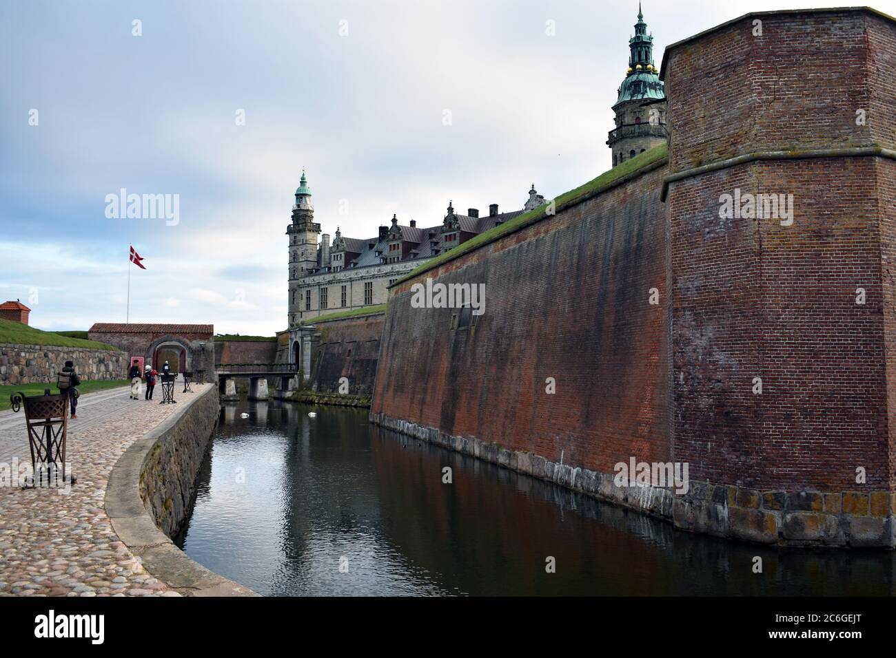 Blick auf Schloss Kronborg hinter den inneren Burgmauern und dem Burggraben. Der Gang in die Burg. Berühmt als das Schloss aus Shakespeares Hamlet. Stockfoto