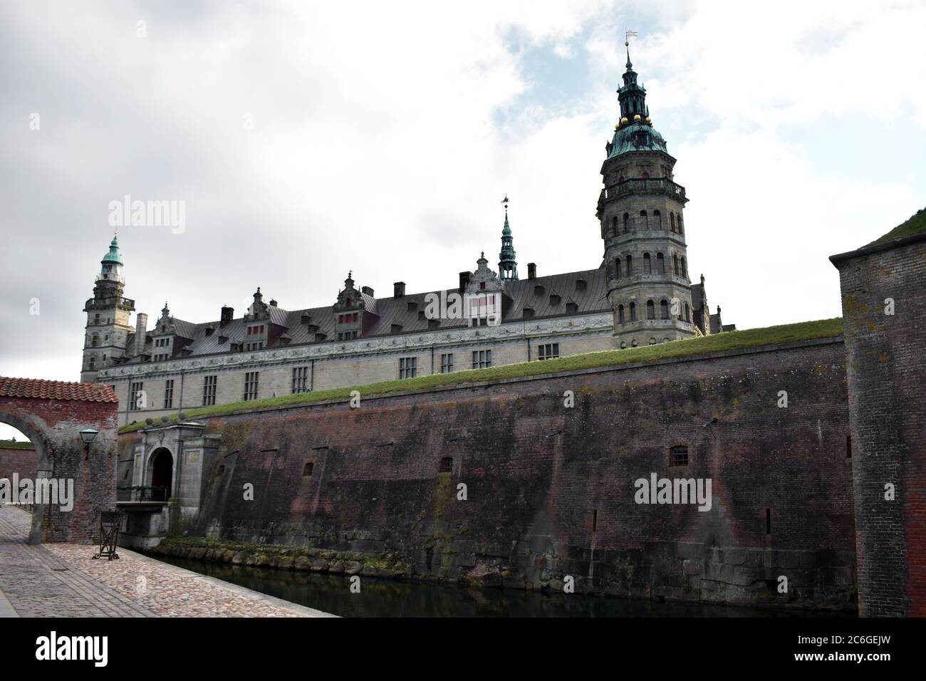 Blick auf Schloss Kronborg hinter den inneren Burgmauern und dem Burggraben. Berühmt als das Schloss aus Shakespeares Hamlet. Bewölktes Wetter in Dänemark. Stockfoto