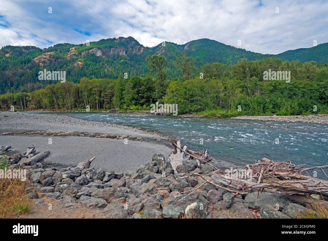 Sonniger Tag entlang eines Bergflusses am Elwha River im Olympic National Park in Washington Stockfoto